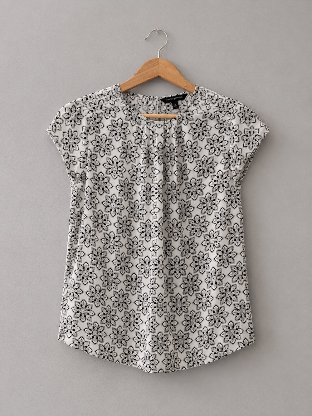 Banana Republic Women’s Small Floral Blouse Ivory Black Pleated Cap Sleeve Top